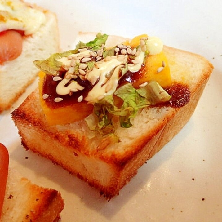 ソース/マヨで　卵焼きとサラダ菜のミニトースト